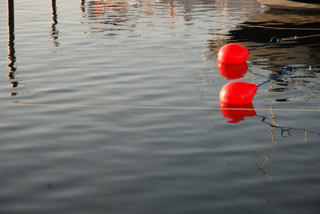 Bojen in einem Hafen
