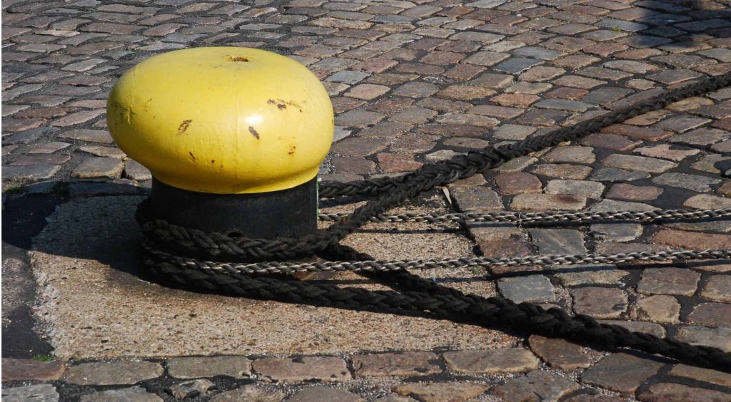 Hafenpoller mit Schiffstauen