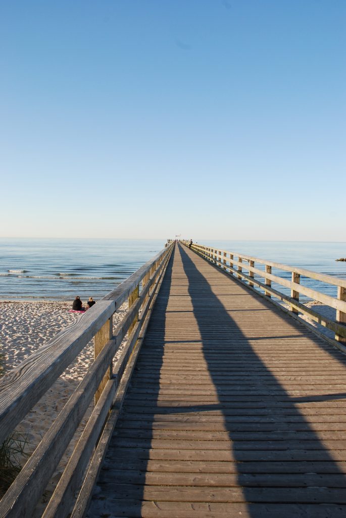 Blick auf die Brücke in die See